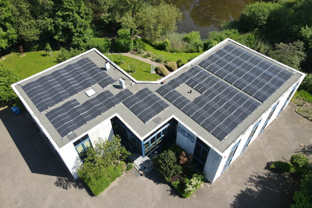 Das Dach mit Solarpanelen | Sonnenpower für SPI