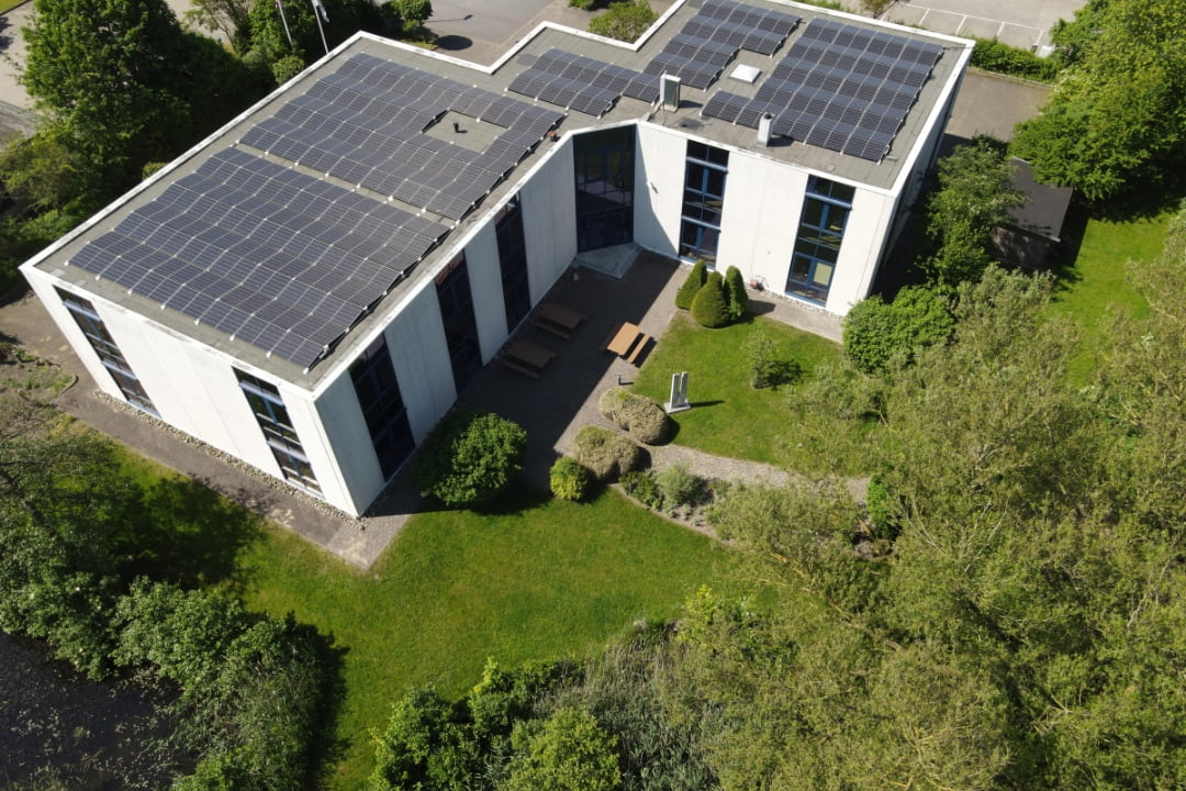 Das Dach mit Solarpanelen | Sonnenpower für SPI